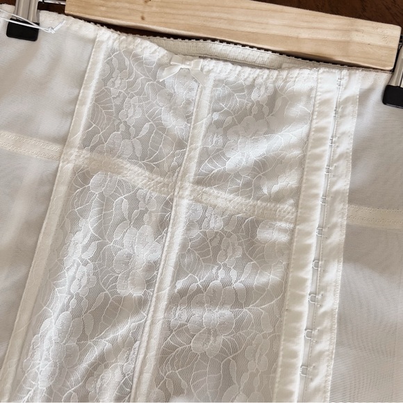 VINTAGE WHITE LACE SHAPE WEAR - Picture 2 of 8
